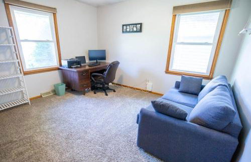 Work & Relax, 3BR Home with Office, Close to Downtown & Prairie Trail, Parking - Foto 4