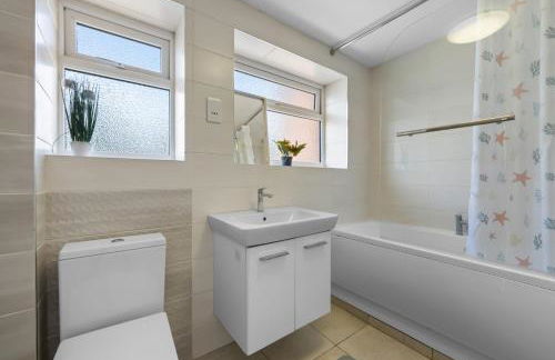 Practical Stays for Serious Workdays - Foto 9