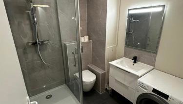 LE MONET studio proche Bordeaux avec balcon wifi & place de parking privé prox tram et Aéroport - Foto 5, towels, Shower