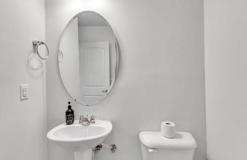 4BR Townhouse King Bed 2-Story Near NC State - Foto 12