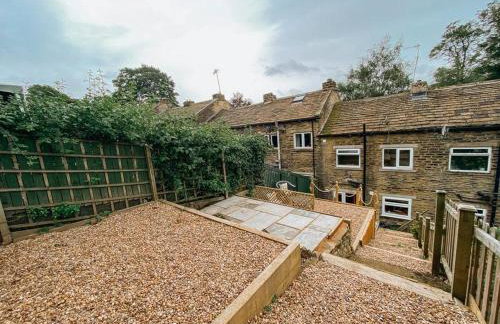 LITTLE RED HOLIDAY HOME - 2 Bed House with Free Parking within West Yorkshire, local access to the Peak District - Foto 8