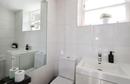 Large 3 bedrm apartment in heart of Theatre Land - Photo 12