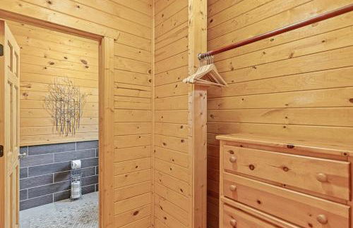 Romantic Cabin w Rain Shower & Spa Tub - Photo 27