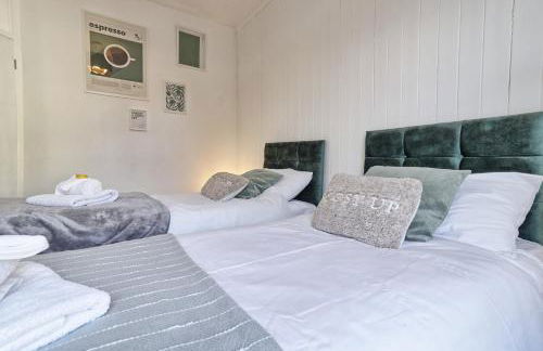 Beautiful Spacious four bedroom house with parking for 2 cars, 5 minute walk to southend station - Foto 7