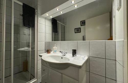 Edinburgh TWO BEDROOM apartment with free side street parking 24 hours - Foto 11