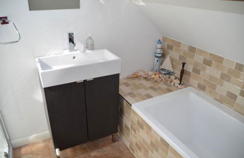 Luxury Old Stone Cottage, Beautifully Presented - Photo 21