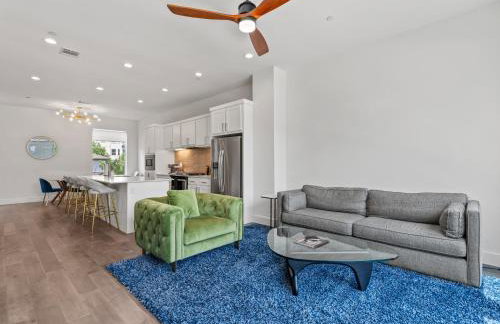 Modern Dallas Townhome with Private Rooftop, City View, Private Parking & Grill - Photo 9