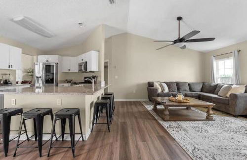 New Listing Pool and Game Room 4BR - Foto 10