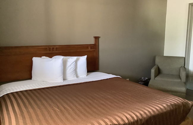 Silver Spur Vintage Inn & Suites - Photo 21