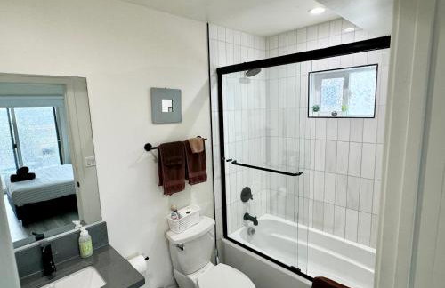 Cozy Chamber 3 BR Hollywood Townhouse - Photo 25