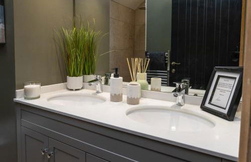 Designer Cotswold post house with external sauna - Foto 35