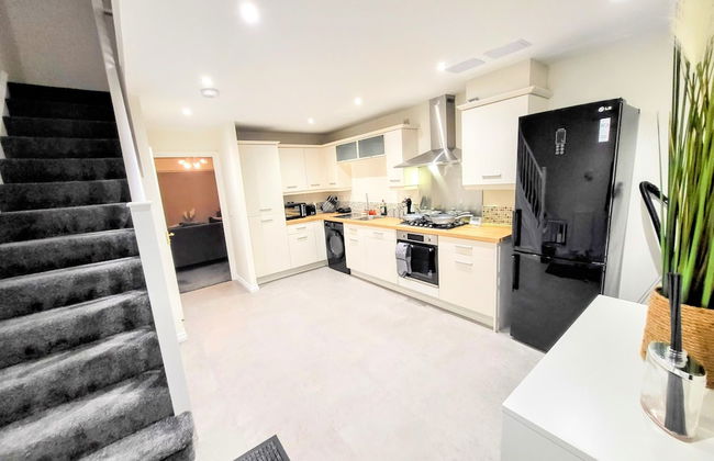 Large Modern House with Parking - Photo 41