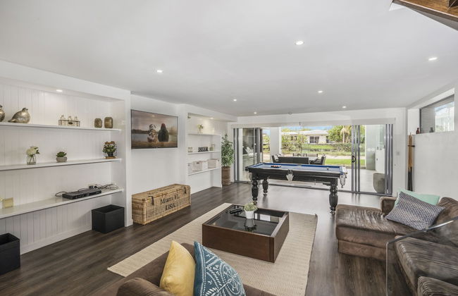 Essence House - 4 Bedroom Holiday Home - Photo 14