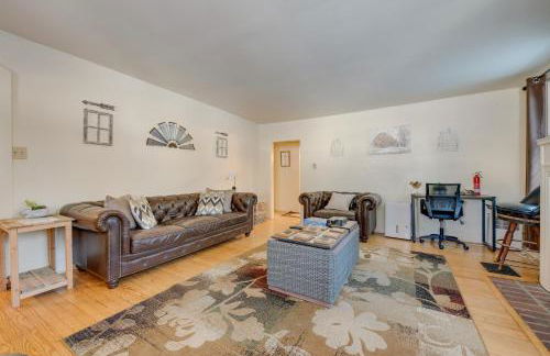 Explore the Poconos! Cozy Creekside Cabin with Patio - Foto 7