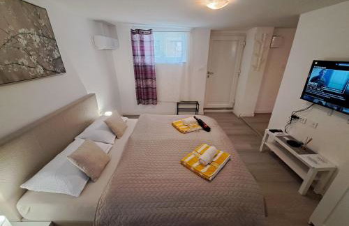 Apartments Orlić - Self check-in with code, WI-FI, Netflix, smart TV, garden, terrace - Photo 23