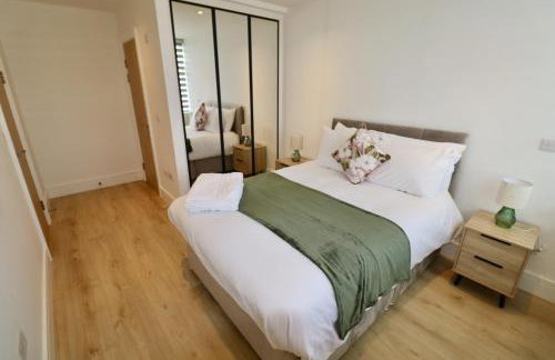 Chertsey Modern 2-Bed Flat with Ensuite, Parking & Ultra-Fast WiFi - Foto 1