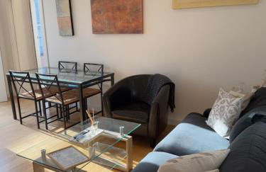 Central, modern and peaceful, lovely Cathedral views, two-bed apartment with 40" smart TV & free onsite parking - Foto 5