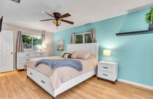 Four Bed Home with Pool Game Room Bar Near Beach - Foto 40