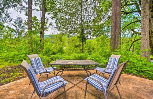 The River House with Deck, on McKenzie River! - Foto 23