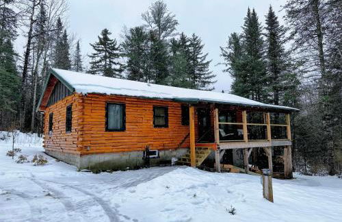 5R Cozy log chalet in fantastic location. Ski, snowshoe, fish, explore! AC, pet friendly! - Photo 1