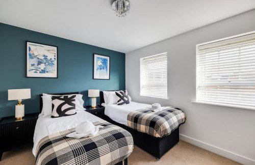 Stunning Detached House with Driveway Parking, Office Room, Self-Check-In, Fast WiFi and Smart TV with Sky and Netflix by Yoko Property - Photo 10