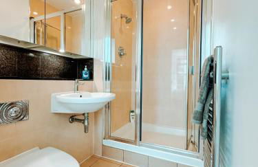 Two Bedroom Luxury Waterfront Apartment in London - Foto 12