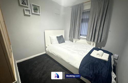 Spacious 3 BDR By Avalora Short Lets & Serviced Accommodation Queensway With Big Garden, Near Train Station, Airport & Large Driveway - Photo 9