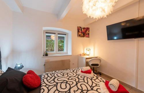 City Center Apartment with Free Parking - Foto 8