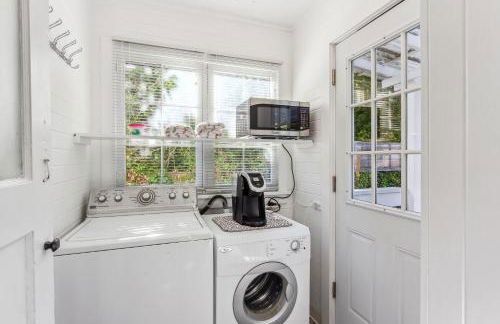 Charming Eugene Retreat Private Hot Tub and Yard! - Photo 14