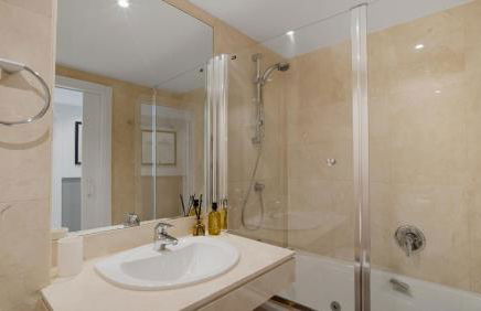 Beach-line apartment with 3 bedrooms in Estepona - Photo 10