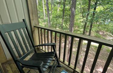 Forest view, log-sided two bedroom, two bath condo on Lake Ouachita, condo - Foto 25