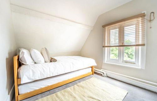 Large 5-Bedroom Farmhouse Sleeps 10 with Parking and Wifi - Foto 16