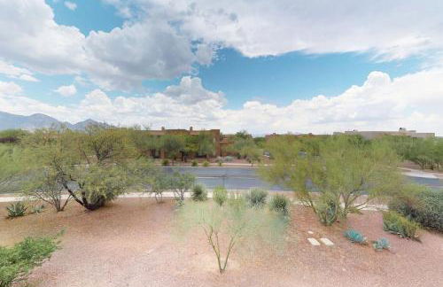 Renovated condo with updated floors, pool, hot tub & mountain views - Foto 24