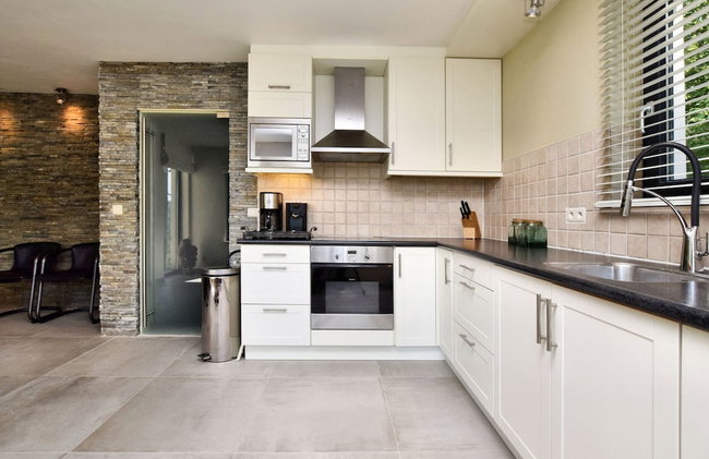 Beautiful, Modern House With Stunning Views, hot tub and Sauna in Green Surroundings - Photo 16