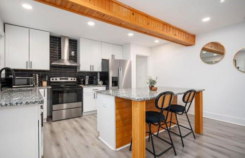 Chic 3BR Bungalow with Screened Porch & Patios - Foto 7