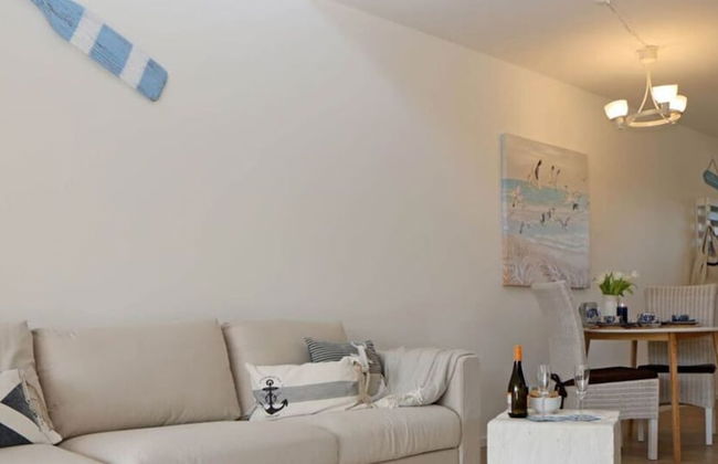 Fordebrise Modern Retreat - Photo 6