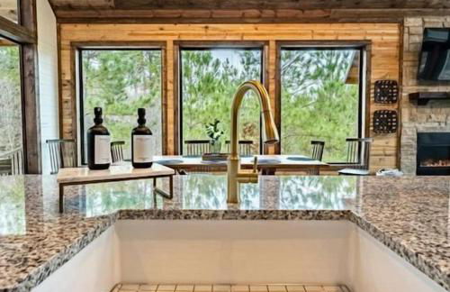 Winter Retreat in the Pines, Cozy Cabin & Fire Pit Nights - Foto 11