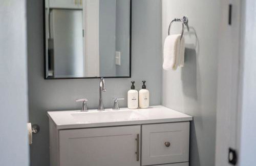 Jefferson & Grounds 3BR Steps from HWS and Hot Tub - Foto 24