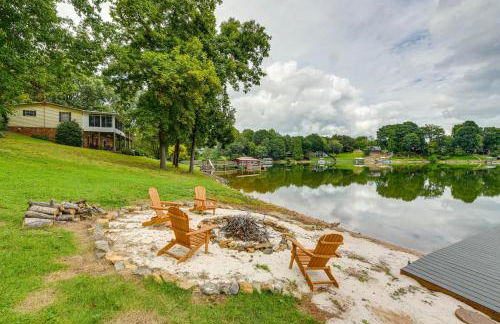 Lakefront Sherrills Ford Haven with Boat Dock! - Foto 23