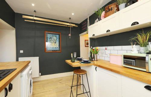 Cosy 2-Bed Home by Pink Flamingo Holdings, Perfect for Business & Groups - Photo 18