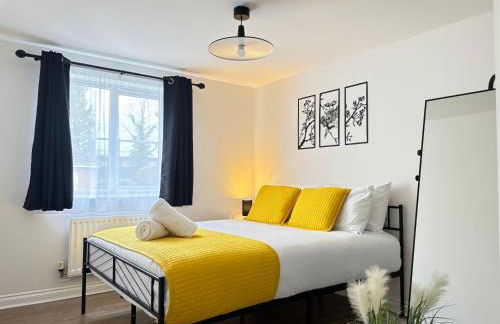 2BR 2BA Flat - King Beds - Free Parking - Near LGW Airport - Foto 1