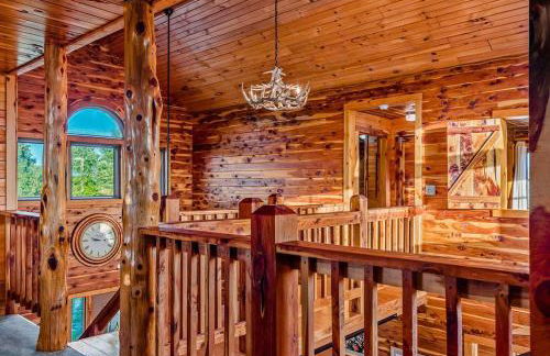 Lodge at OZK Ranch- Incredible mountaintop cabin with hot tub and views - Photo 14