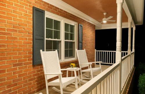 Spacious 4BR House Sleeps 9 Outdoor Lounge with Fire Pit plus Games - Foto 20