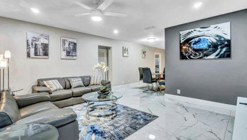 Three Bedroom Pool Home with Modern Interior Design - Foto 3