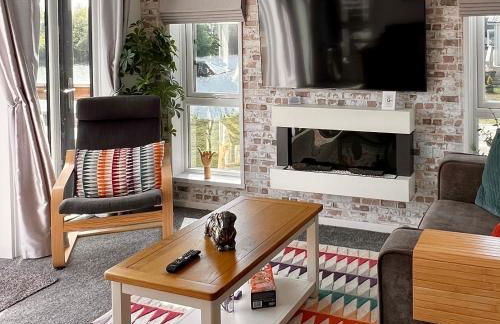 Rolo's Lakeside Lodge With Hot Tub & Hi-Speed Wifi - Foto 3