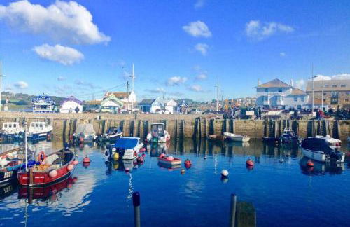 Entire Ground Floor Apartment - West Bay - Photo 1