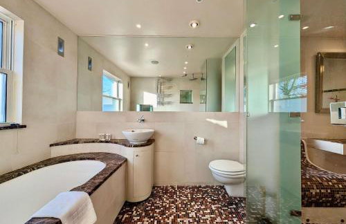 Stunning 4 Bedroom House in Old Windsor Perfect for Families & Groups - Foto 25