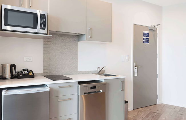 Ramada Suites By Wyndham Victoria Street West - Photo 12