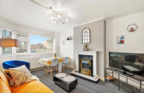 Private 2Bed-Parking & Garden-By FabAccommodation - Foto 1