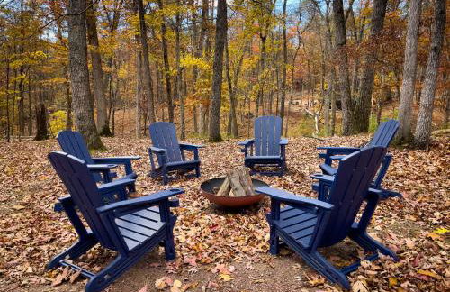 Chalet w Hot Tub Fireplace Grill FirePit & Wifi - Photo 4